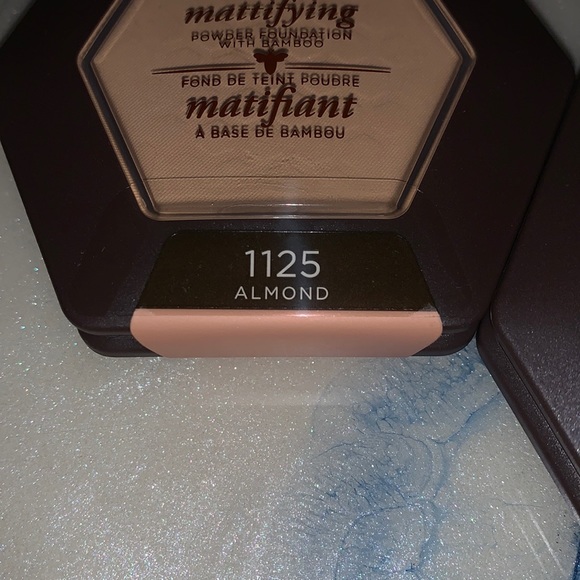 2 Burt’s Bees Powder Foundation “Almond” - Picture 4 of 11